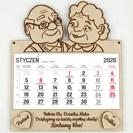 Wiszący kalendarz ze sklejki na 2026 rok z wyciętymi postaciami dziadków na górze oraz drewnianymi sercami z imionami wnuków na dole.