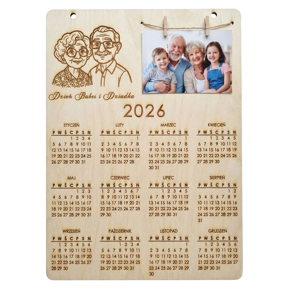KBD5_2026_small Drewniany kalendarz ścienny na rok 2026 z grawerem dla babci i dziadka oraz przypiętym zdjęciem wnuków.