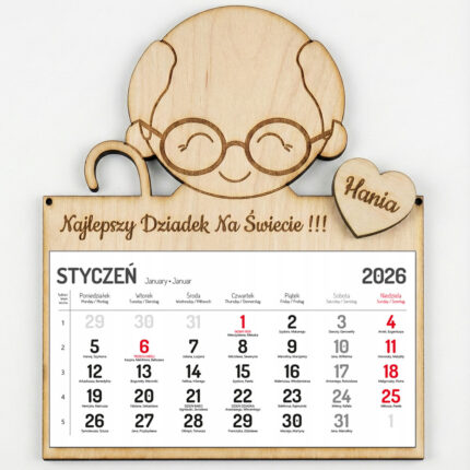 Wiszący kalendarz drewniany na 2026 rok w kształcie głowy dziadka z napisem Najlepszy Dziadek Na Świecie i sercem z imieniem wnuka.